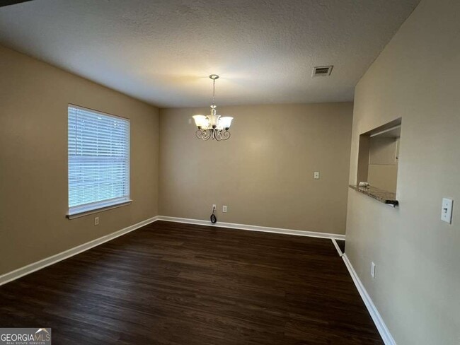 Foto del edificio - 517 Lake Jordan Blvd W