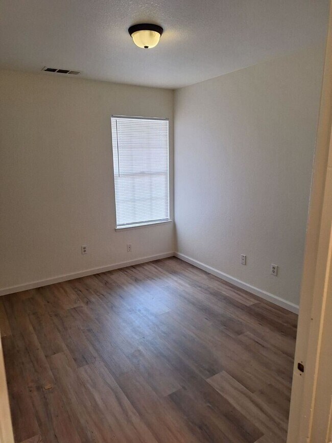 Building Photo - Apply Now to Schedule Viewing.