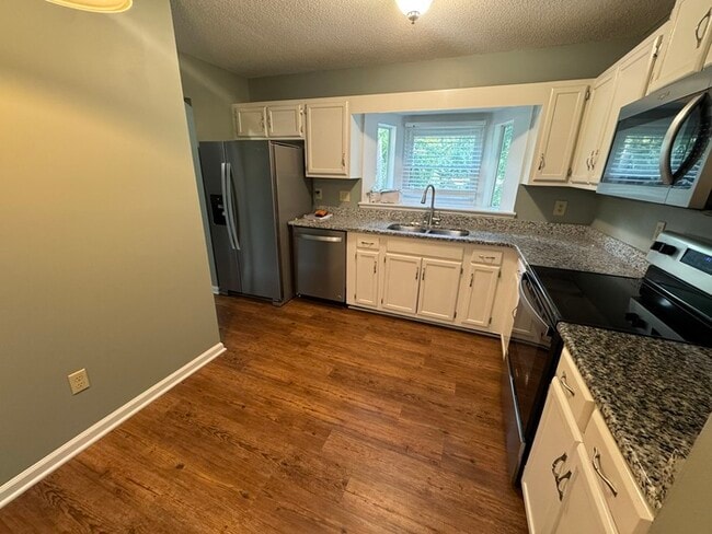 Building Photo - Beautiful 2 Bedroom 1.5 Bath Town Home! Ne...