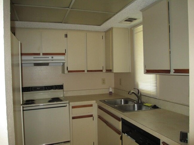 Building Photo - 1512 SE Royal Green Cir