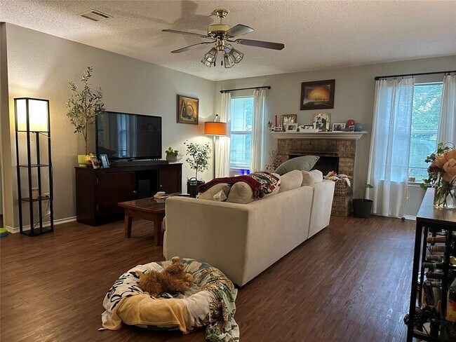 Foto del edificio - 1707 Timberwood Dr