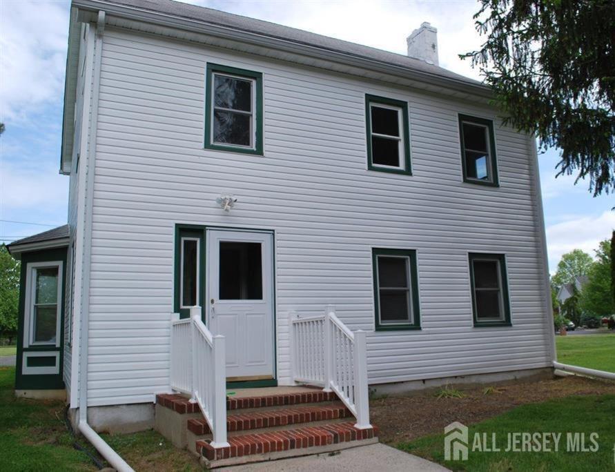 Foto principal - 472 Buckelew Ave