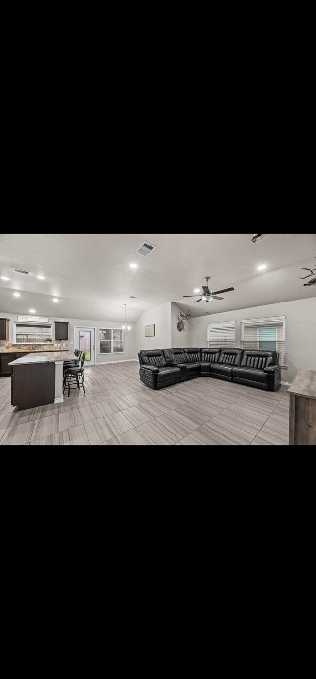 Building Photo - 9505 English Oak Dr