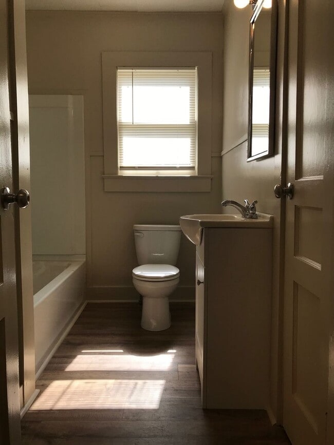 Building Photo - 2 bedroom 1 bath home for lease