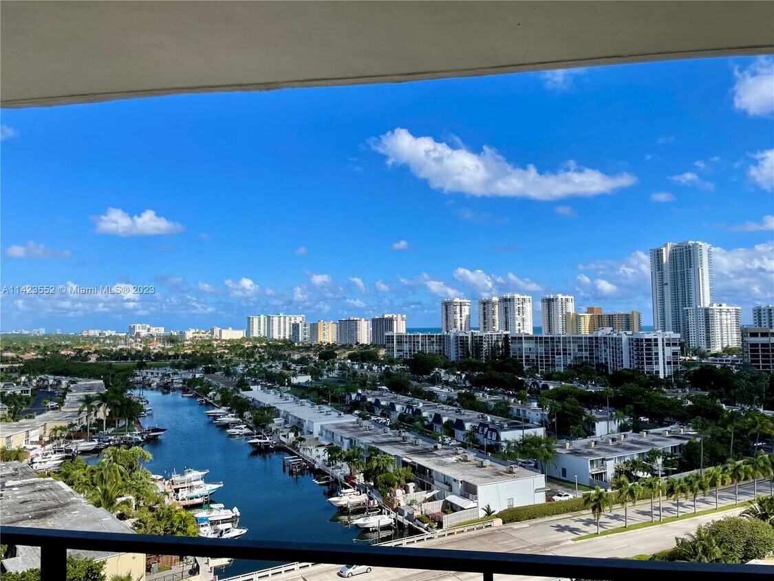 Foto principal - 2500 Parkview Dr