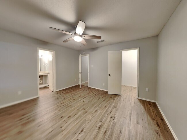 Foto del edificio - Alluring Single Family Home | 3 BR/2BA | 2-Car Covered Parking | Fencing wood
