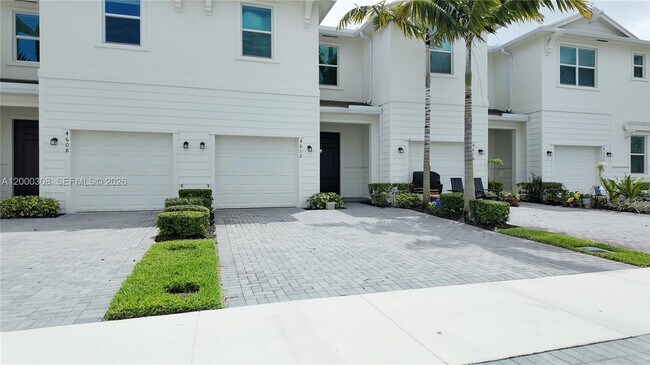 Foto del edificio - 4612 Hollister Ave