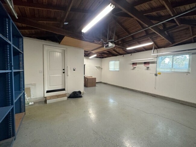 Foto del edificio - Home for Rent in South Woodland with Solar