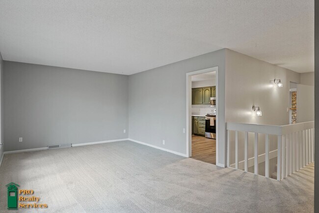Building Photo - 4 Bedroom Home in Burnsville