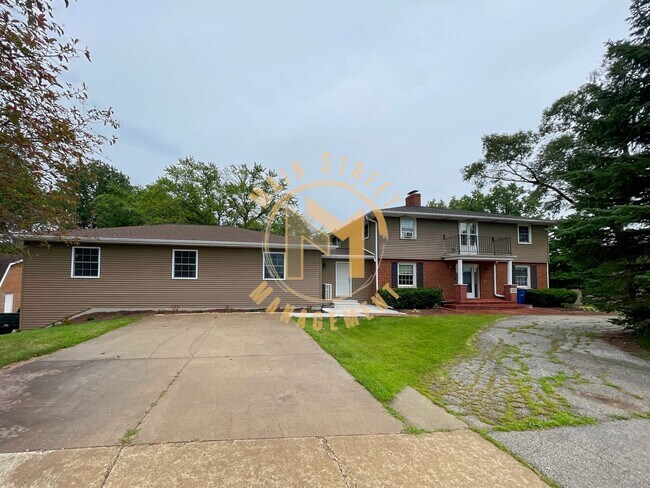 Building Photo - 4 Bed 2.5 Bath Single Family Home - On the...