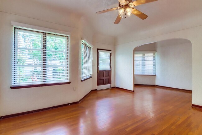 Foto del edificio - Charming Top Floor 1-Bedroom Apartment in ...