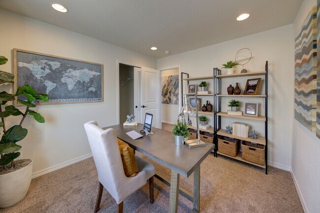 Building Photo - Newer 3bd Townhome End Unit. Super Clean a...