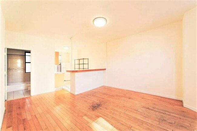Building Photo - 570 W 183rd ST