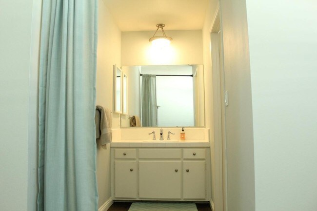 Lavamanos del baño principal - 1845 Corinth Ave