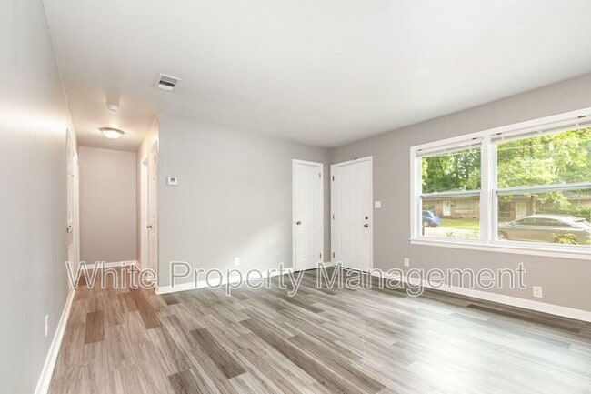 Building Photo - 600 Camrose Dr