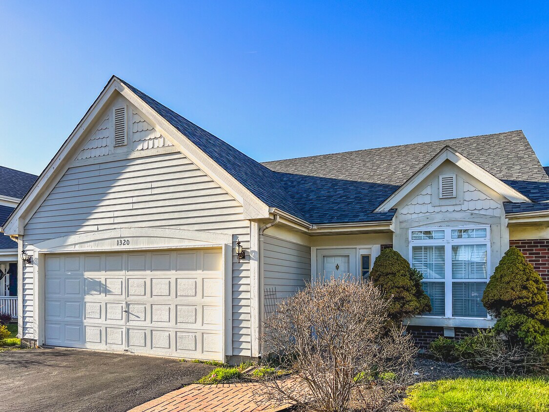 1320 Darnell Dr, Mundelein, IL 60060 Condo for Rent in Mundelein, IL