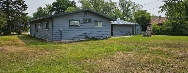 Building Photo - 315 N Oak St