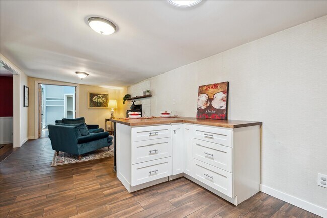 Building Photo - 2733 S Riverview Dr