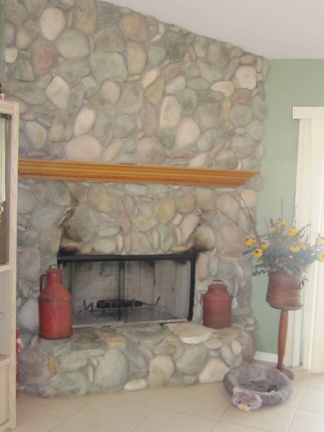 Building Photo - 649 NW Cardinal Dr