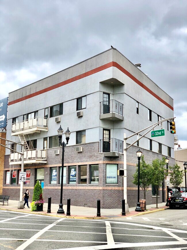 condo building - 404 32nd St