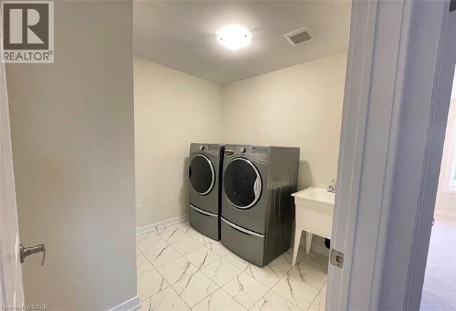 Photo du bâtiment - 12 Basswood Cres