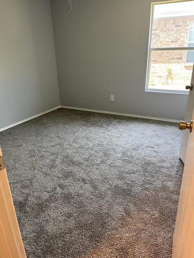 Building Photo - 4 Bedroom 2 Bathroom home (Contact 817-681-5290)