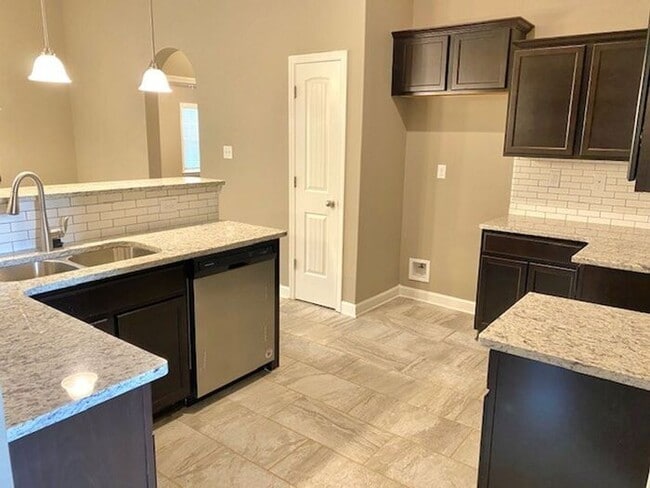 Building Photo - AVAILALBE NOW! Beautiful Home in Olive Branch.