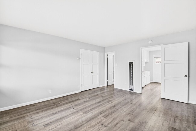 Building Photo - 445 W 15th St