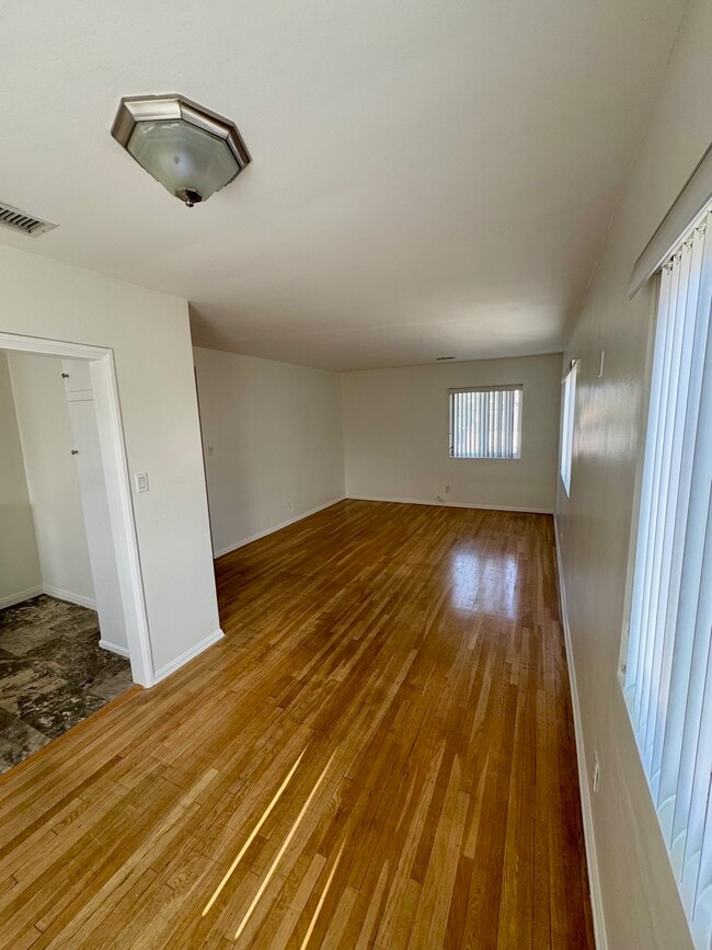 Living Area - 5424 Vantage Ave
