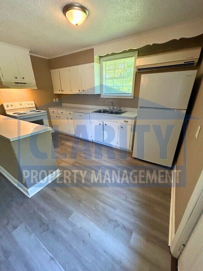 Building Photo - Cozy two bedroom home!