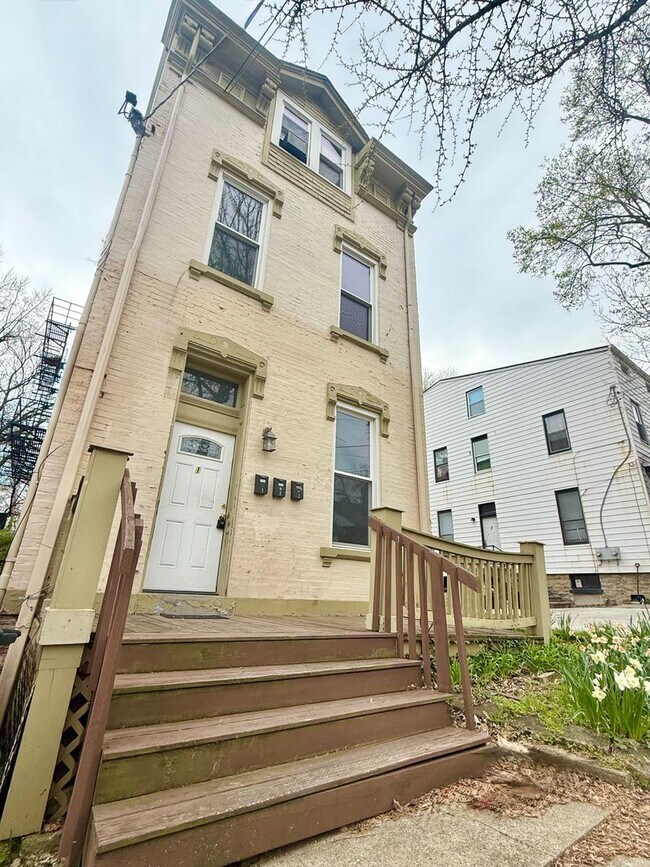 Building Photo - 447 Warner St