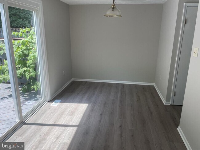 Building Photo - 9412 Chippenham Dr
