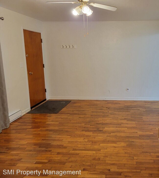Building Photo - 2 br, 1 bath House - 240 E Oak Street