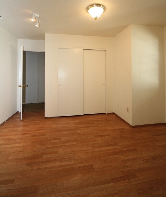 Foto del edificio - 4 Bed | 2 Bath | 1814SF | 2 Car Garage | Single Story |  Tenant pays $175 monthly for WS&G
