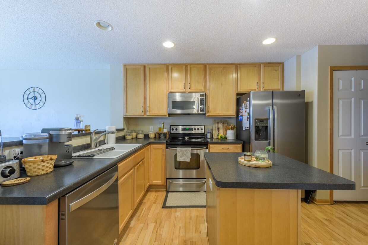 Primary Photo - Rare 4/3 rental in Plymouth in Wayzata Sch...