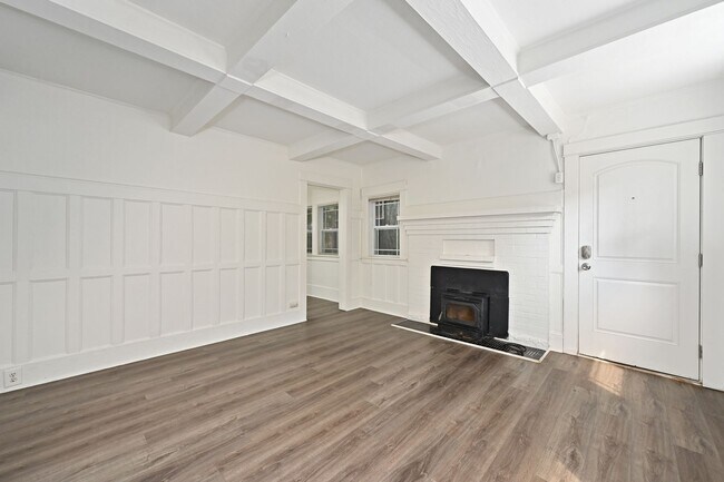 Building Photo - 108 NE 43rd St
