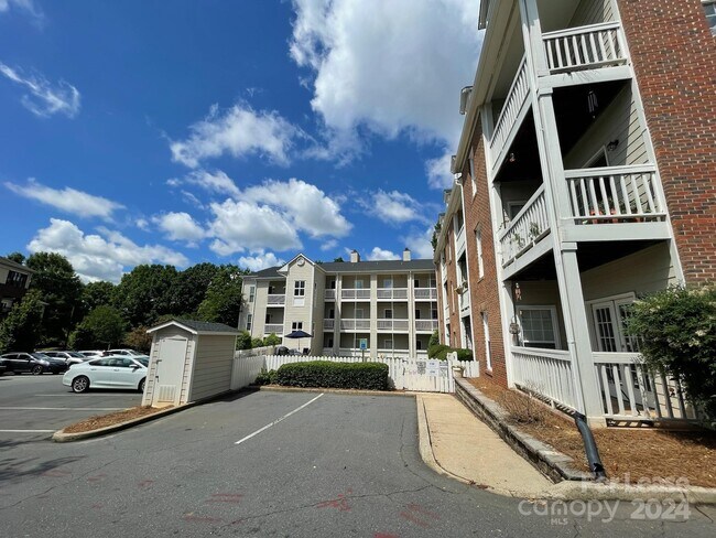 Building Photo - 301 Queens Rd
