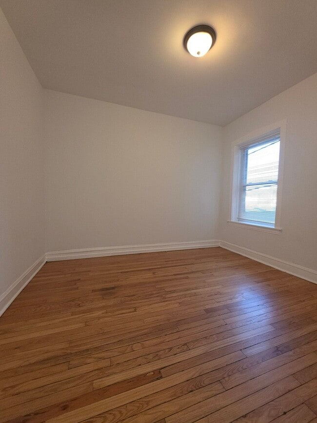 Building Photo - 5816 W Chicago Ave