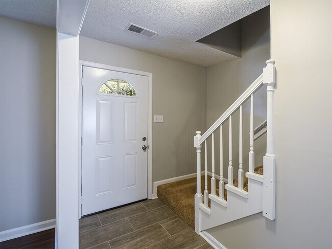 Building Photo - Newly renovated 4 bed, 2 bath home near Germantown with easy access to 385.