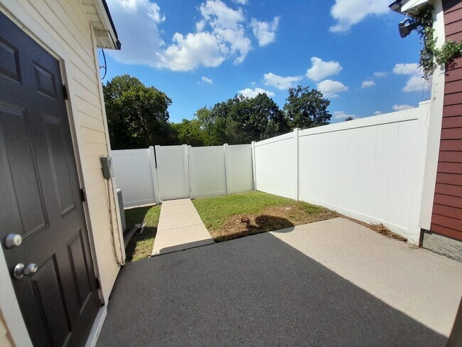 Foto del edificio - 2021 Hemlock Dr