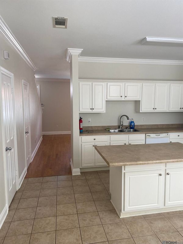 Foto del edificio - 2121 Plantation Ln