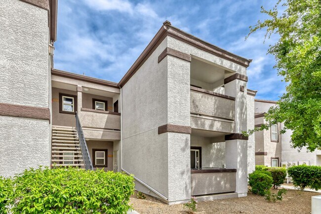 Foto del edificio - 1 Bedroom 2nd Floor Unit With Balcony!