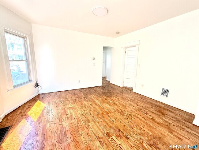 Building Photo - 202 6th St
