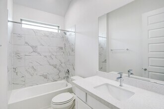 Building Photo - 3003 Lago Costa Dr