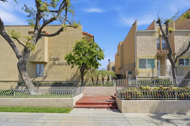 Foto del edificio - 10260 Plainview Ave