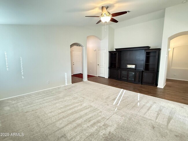 Foto del edificio - 605 E Nancy Ave