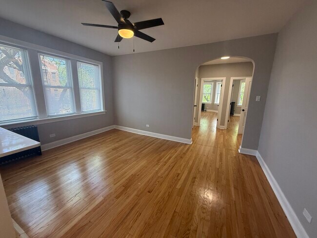 Foto del edificio - 4956 N Harding Ave