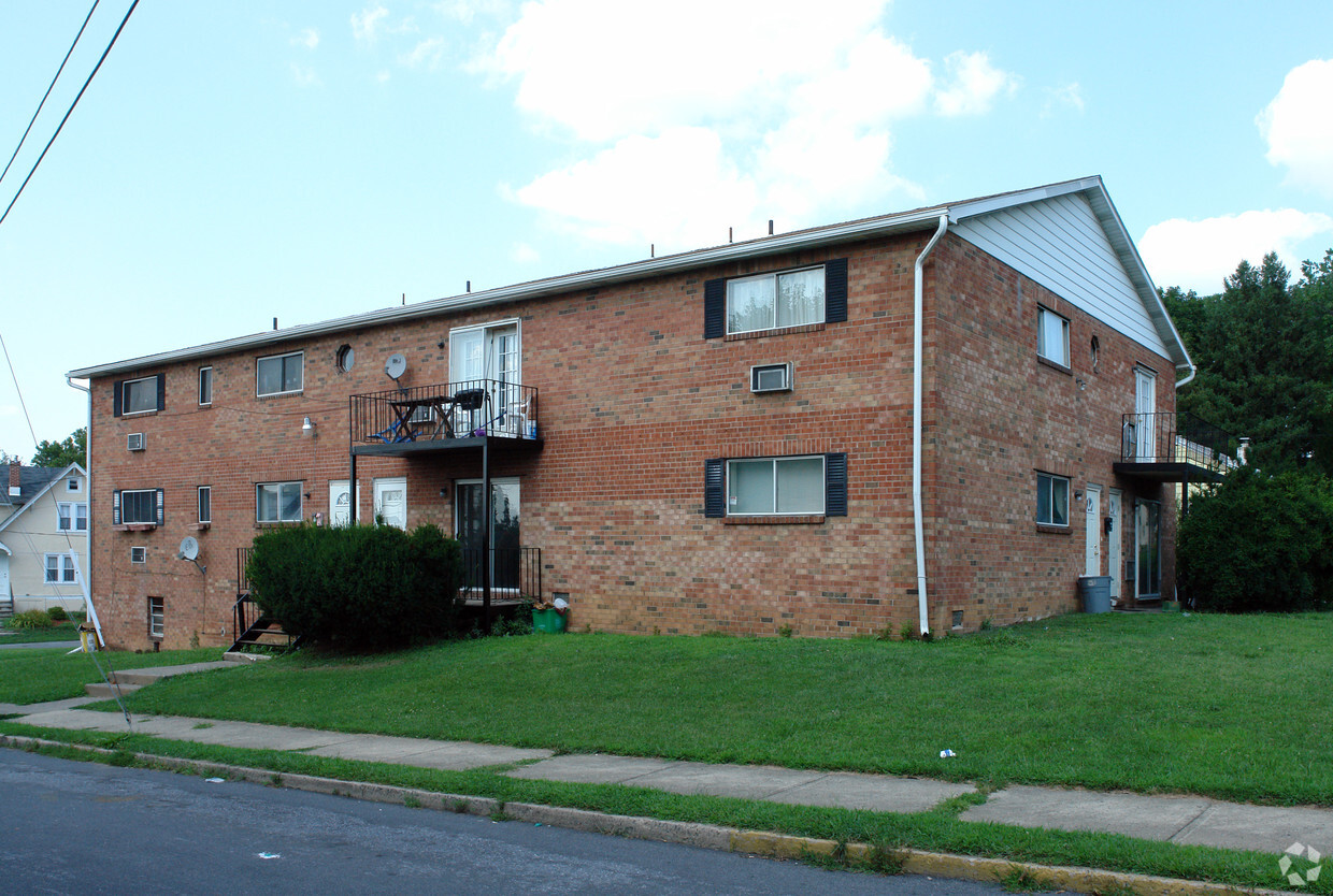 Primary Photo - 1 E Emmaus Ave