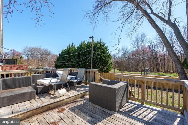 Foto del edificio - 150 Fairway Rd