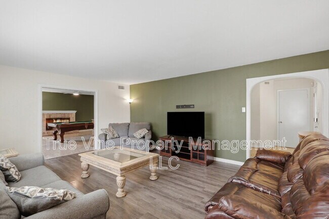 Building Photo - 2423 W Gramercy Pl